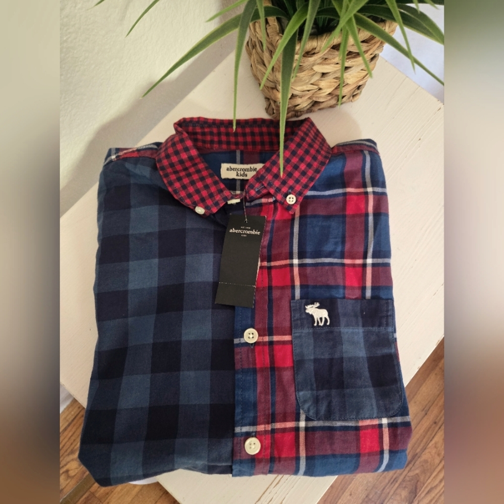 NWT Abercrombie & Fitch Blue and Red Casual Button Down Shirt Size (9/10)